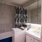 Modern Near Parisian Attractions * パリ
